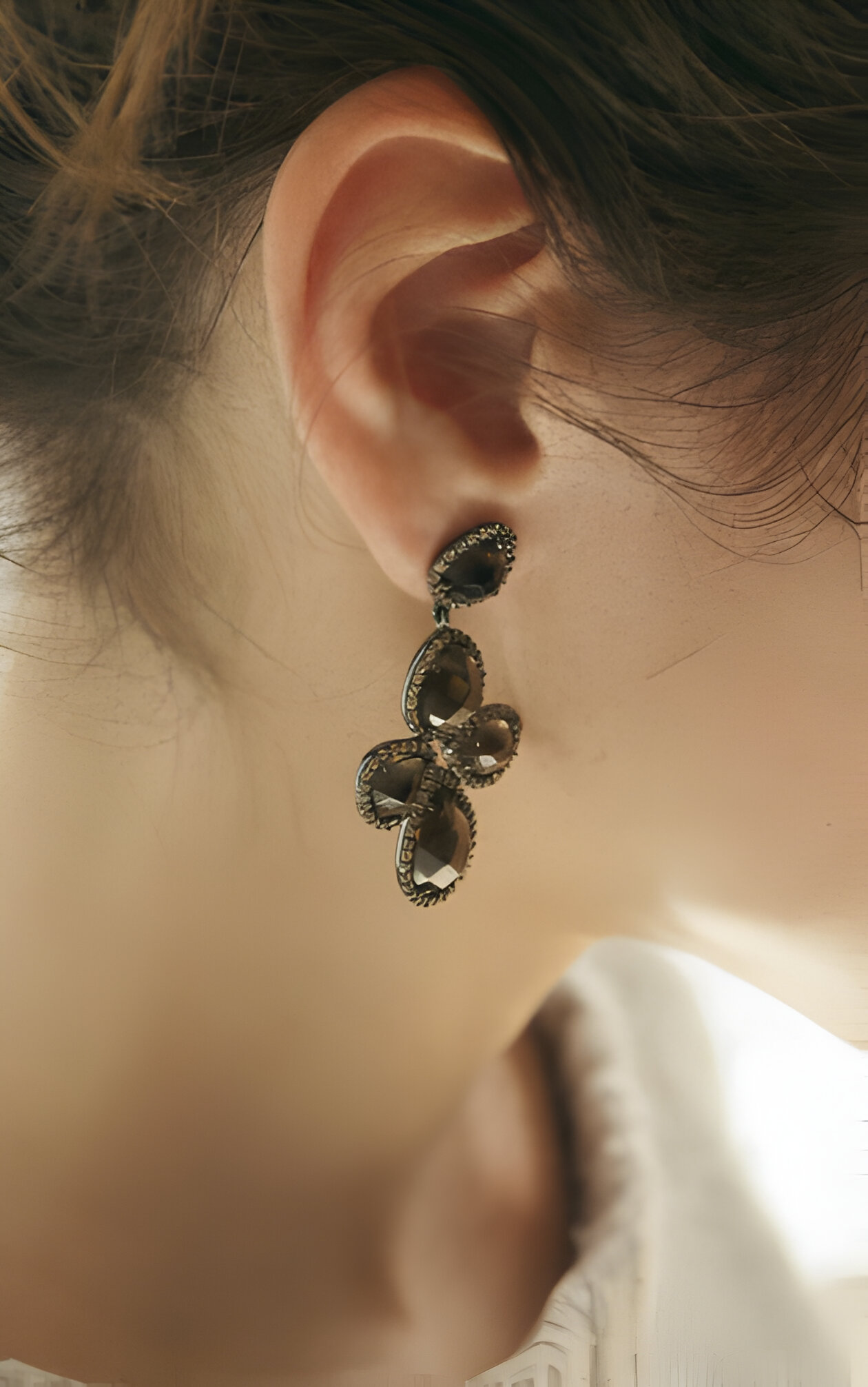 Boucle d'oreille sur une oreille de femme