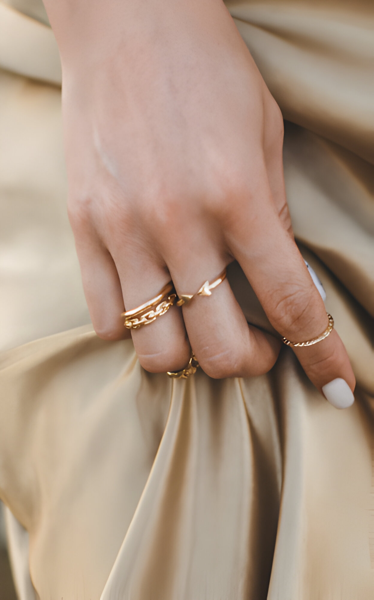 bague sur une main féminine